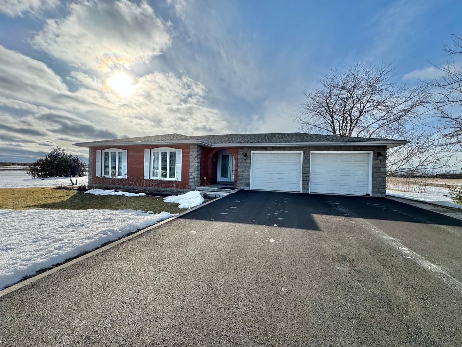 221 First Road E, Hamilton, ON L8J 2V6