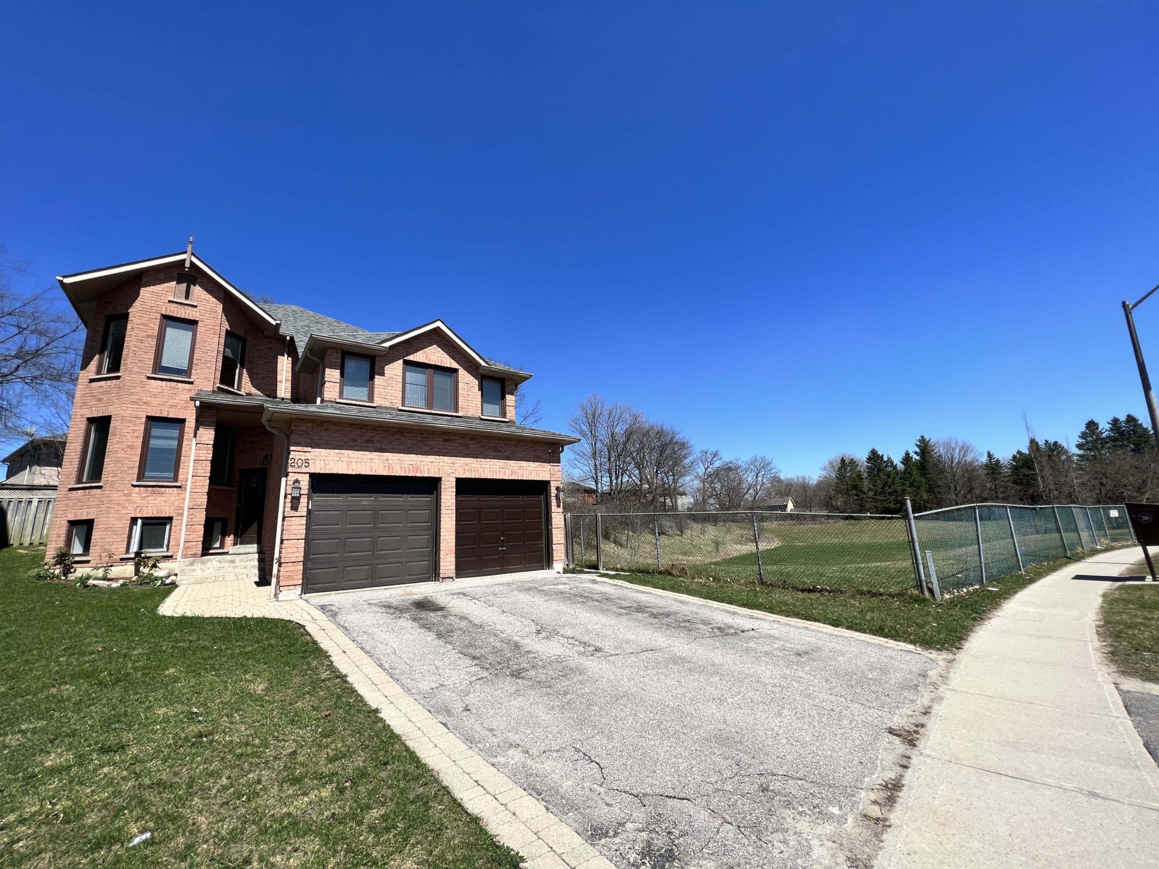205 Cardinal Street Main, Barrie, ON L4M 6G8