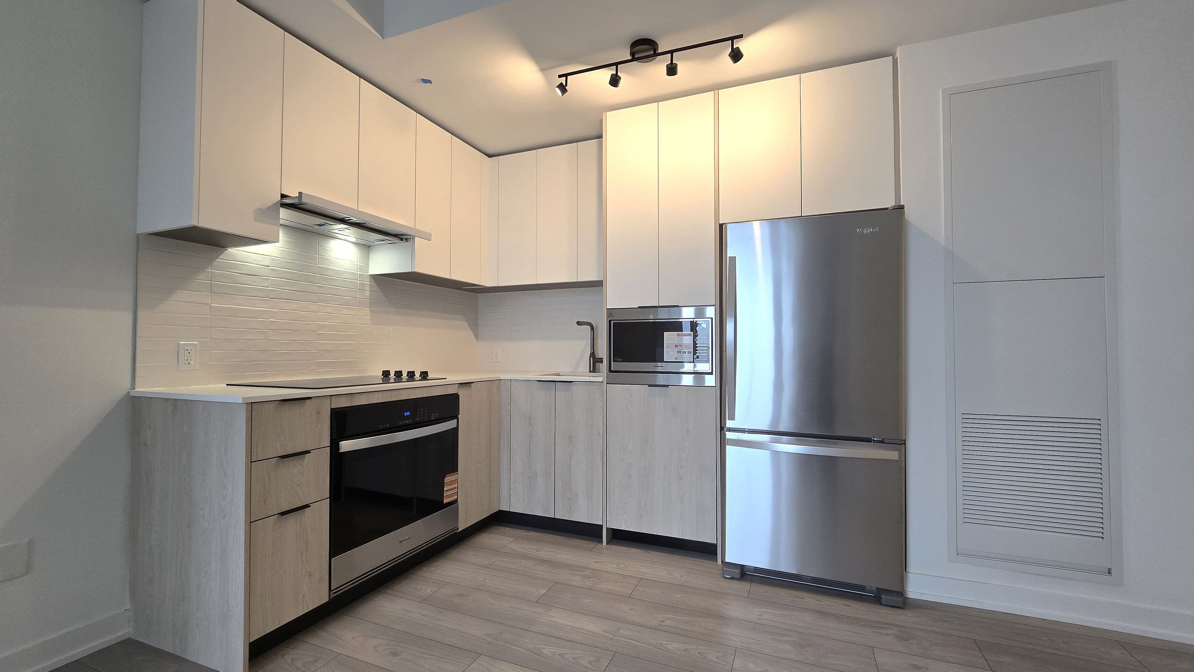 1007 The Queensway N/A 819, Toronto W08, ON M8Z 0H4