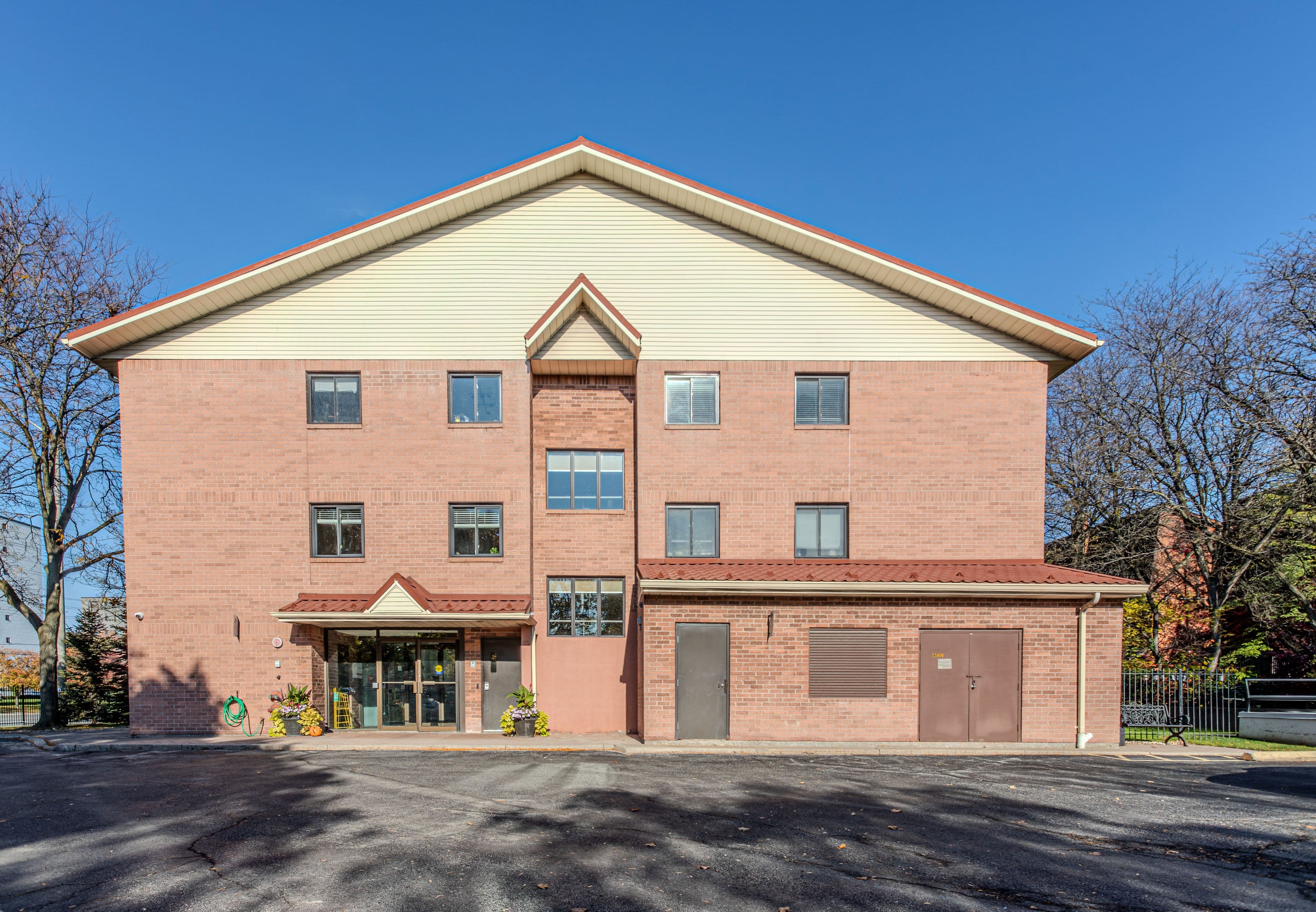 1275 Cornerbrook Place 102, Mississauga, ON L5C 3J3