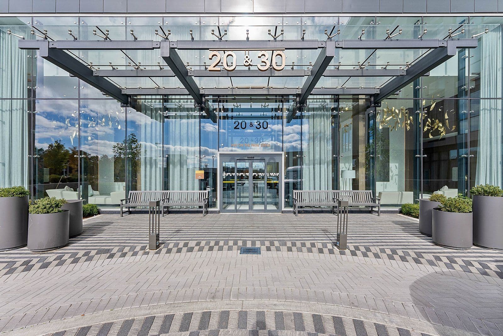 30 Inn On The Park Drive 906, Toronto C13, ON M3C 0P7