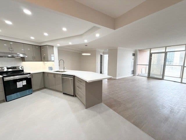 3181 Bayview Avenue 817, Toronto C15, ON M2K 2Y2