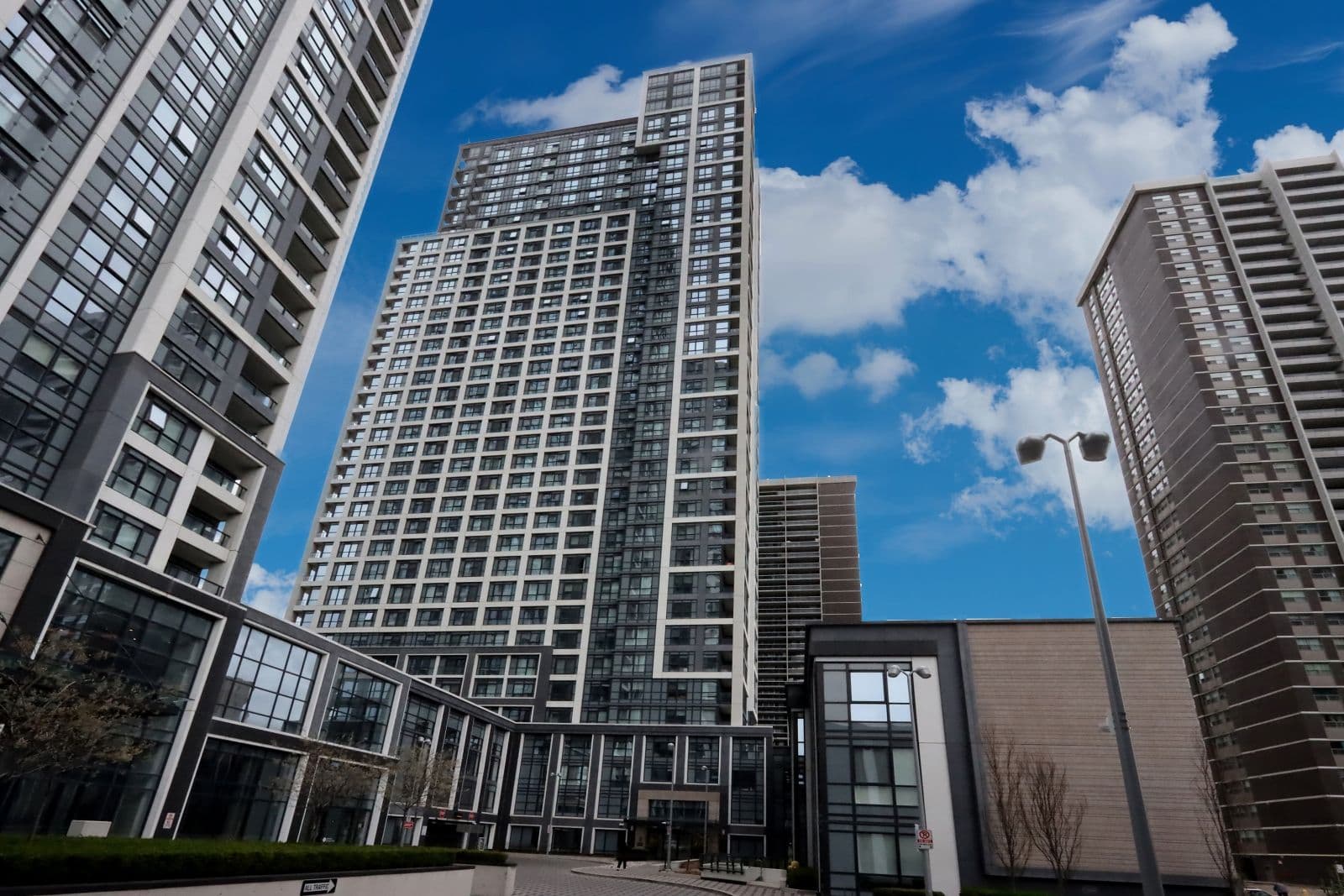 9 Mabelle Avenue 526, Toronto W08, ON M9A 4X7