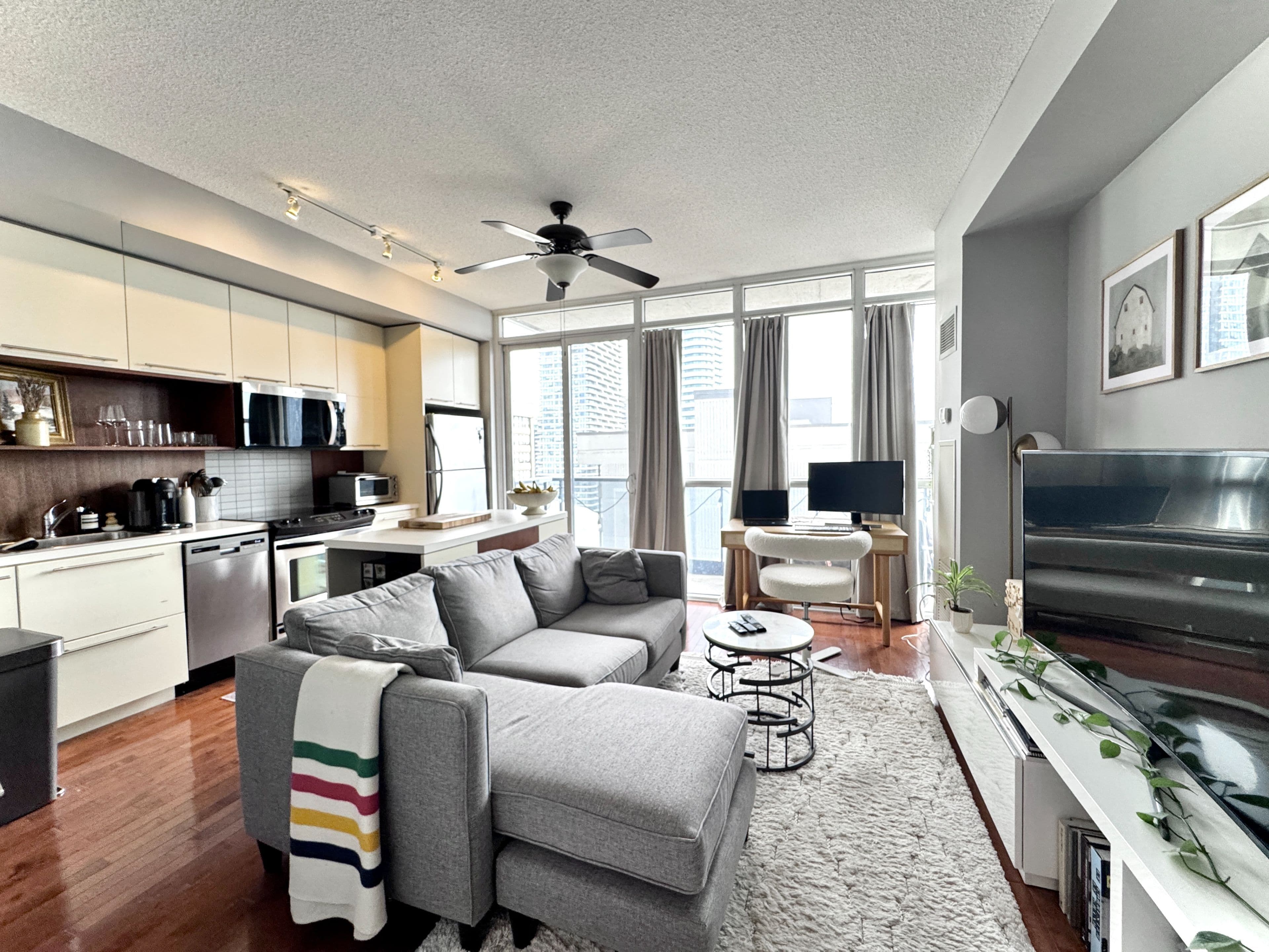 25 Carlton Street 2111, Toronto C08, ON M5B 1L4