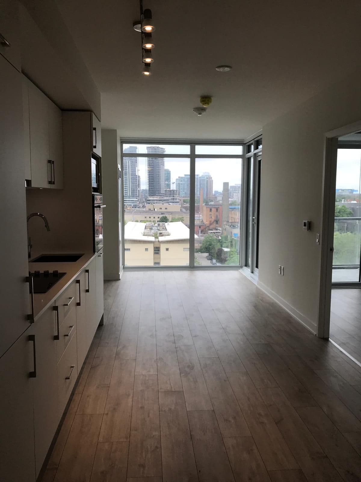 27 Bathurst Street S 614W, Toronto C01, ON M5V 0R1