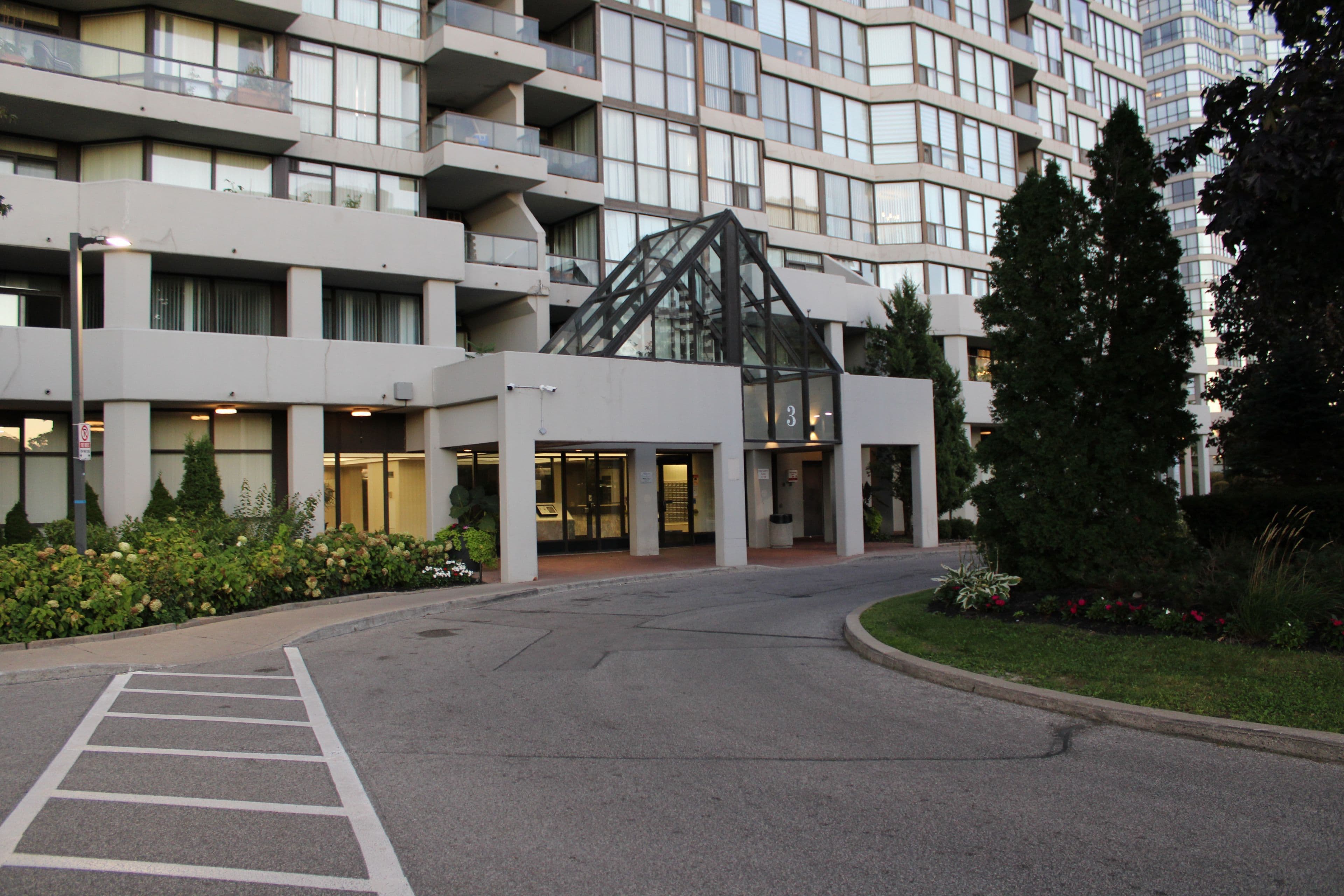 3 Rowntree Road 1004, Toronto W10, ON M9V 5G8