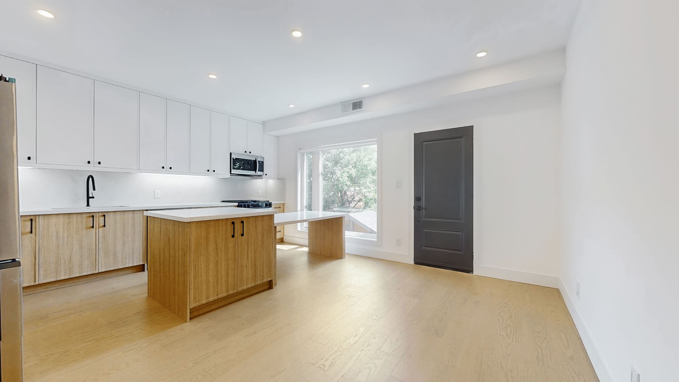 33 Kirknewton Road 101, Toronto W03, ON M6E 3X9