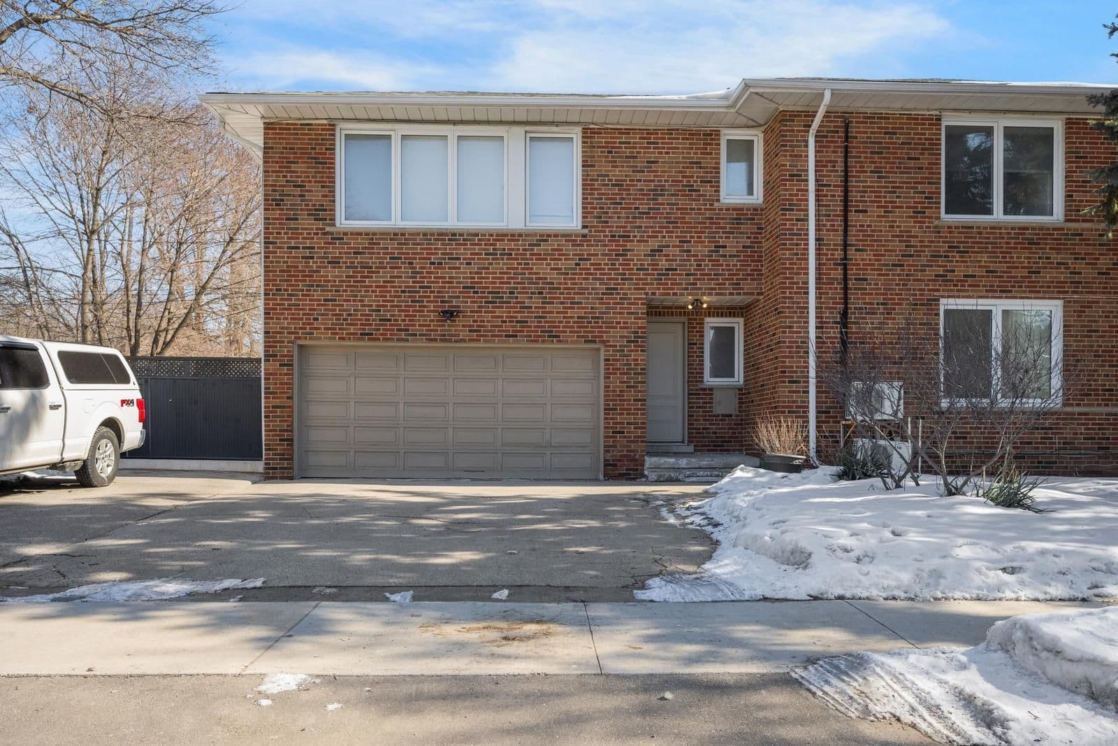 49 Bemersyde Drive 3-Br Upper, Toronto W08, ON M9A 2T3