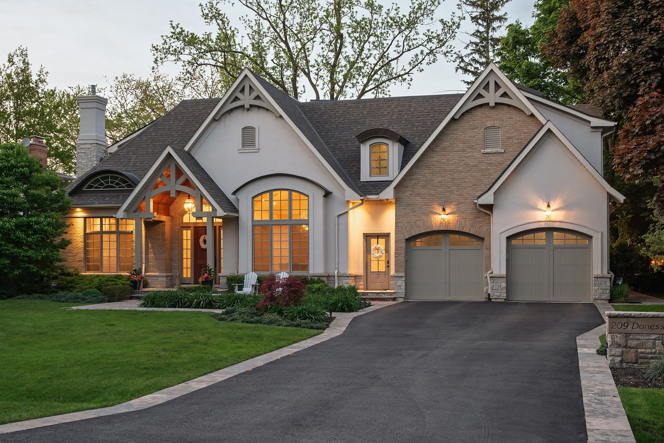 209 Donessle Drive, Oakville, ON L6J 3Y7