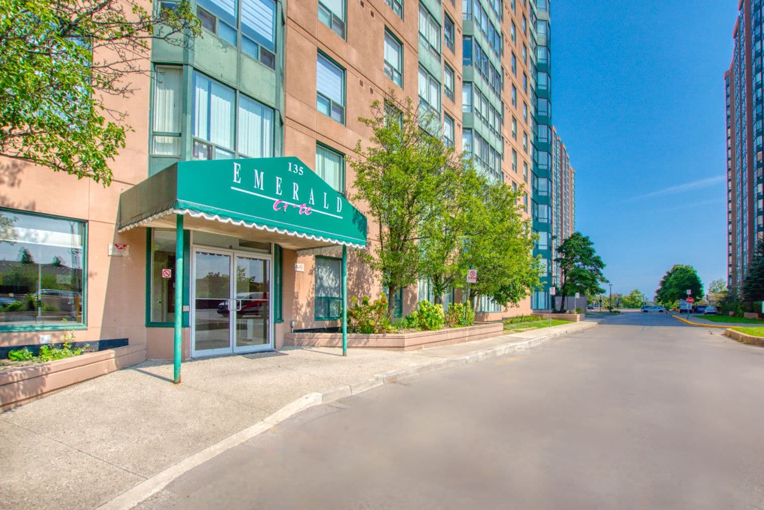 135 Hillcrest Avenue 2212, Mississauga, ON L5B 4B1