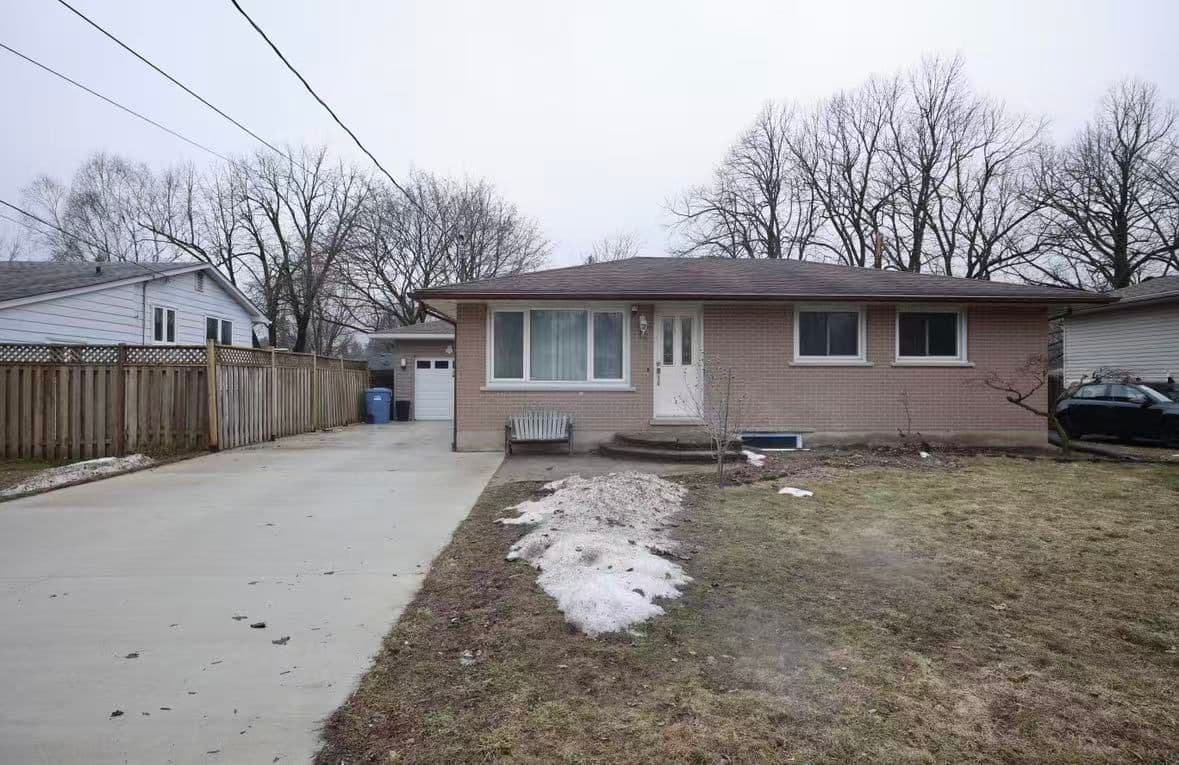 16 Hastings Boulevard, Guelph, ON N1E 4G4