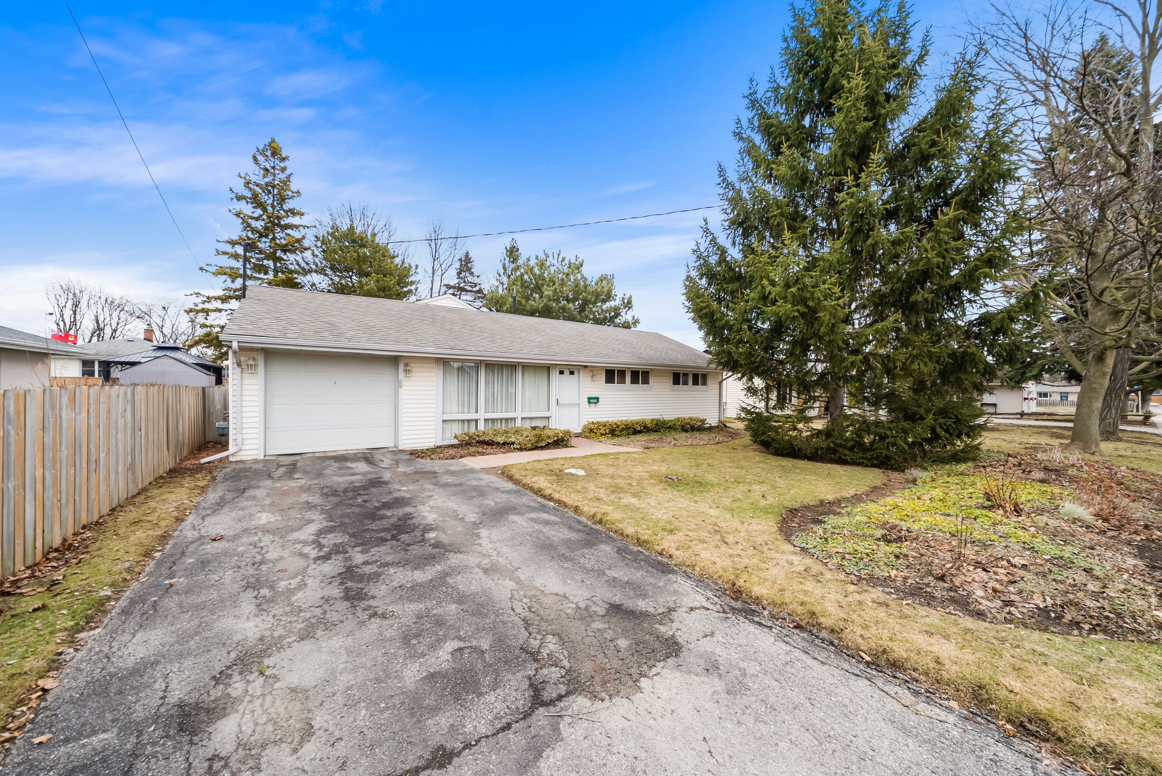 1002 Dunlop Street, Whitby, ON L1N 1T3