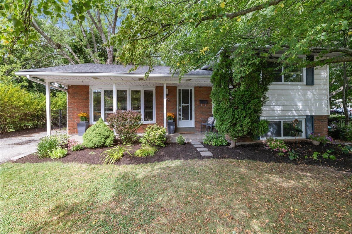 319 Erindale Drive, Burlington, ON L7L 4T3