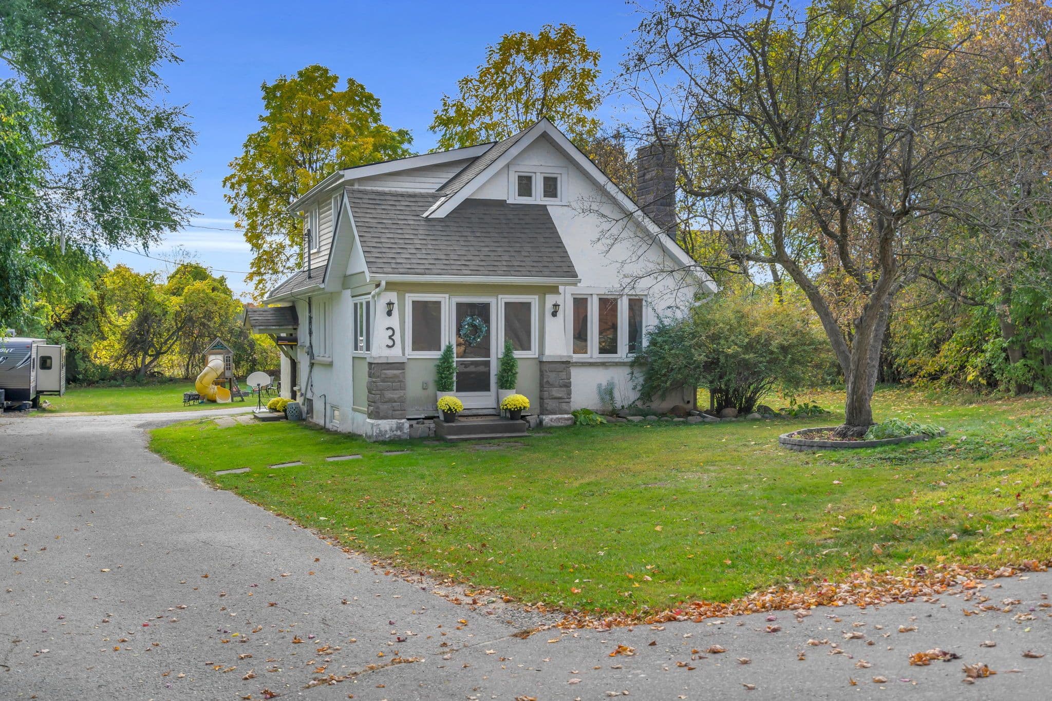 3 Catering Road, Georgina, ON L0E 1R0