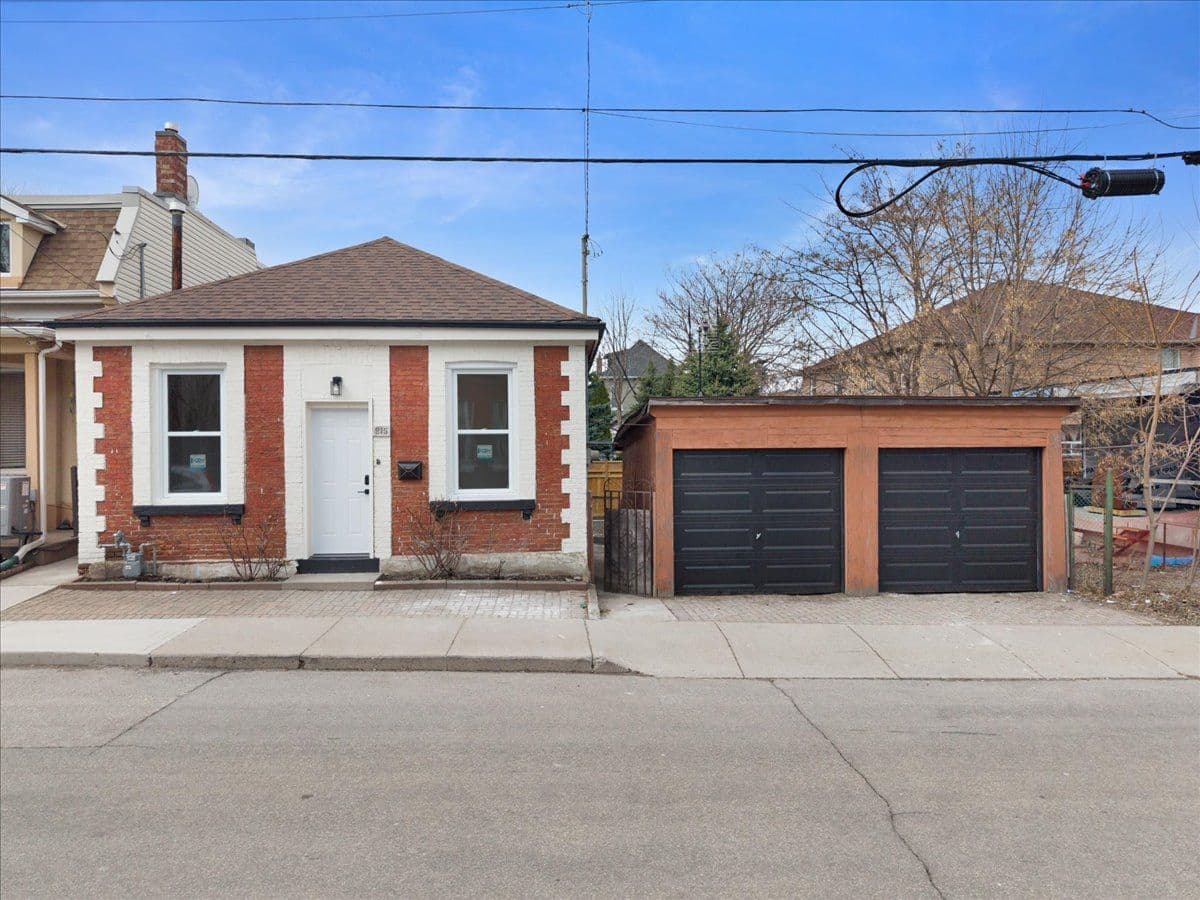 215 Ray Street N, Hamilton, ON L8R 2Y3