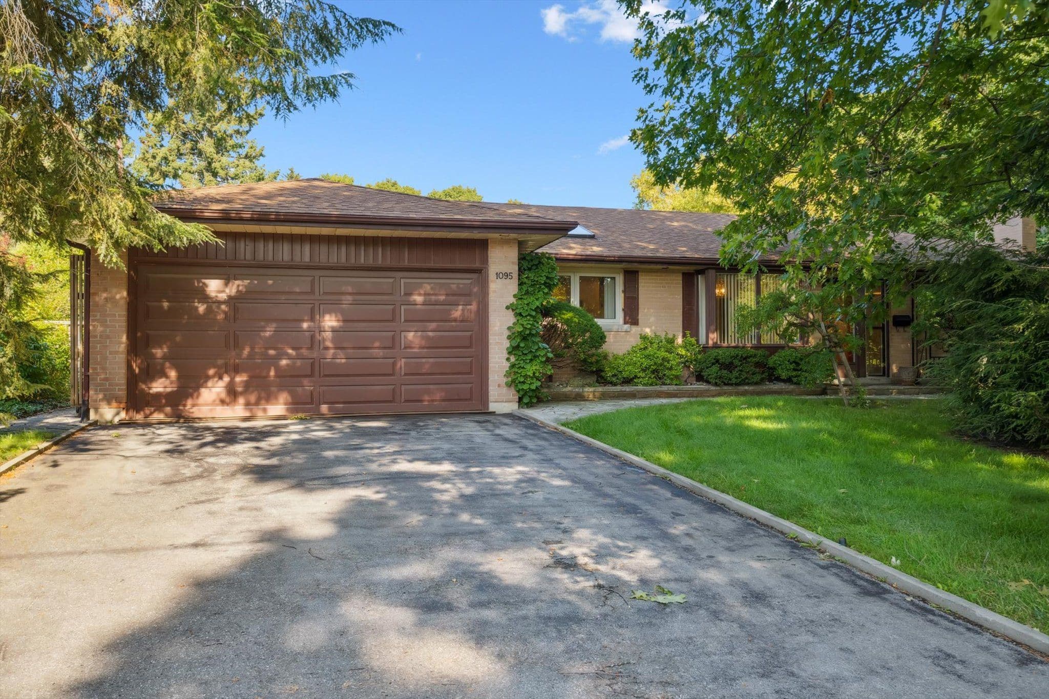 1095 Linbrook Road, Oakville, ON L6J 2L2