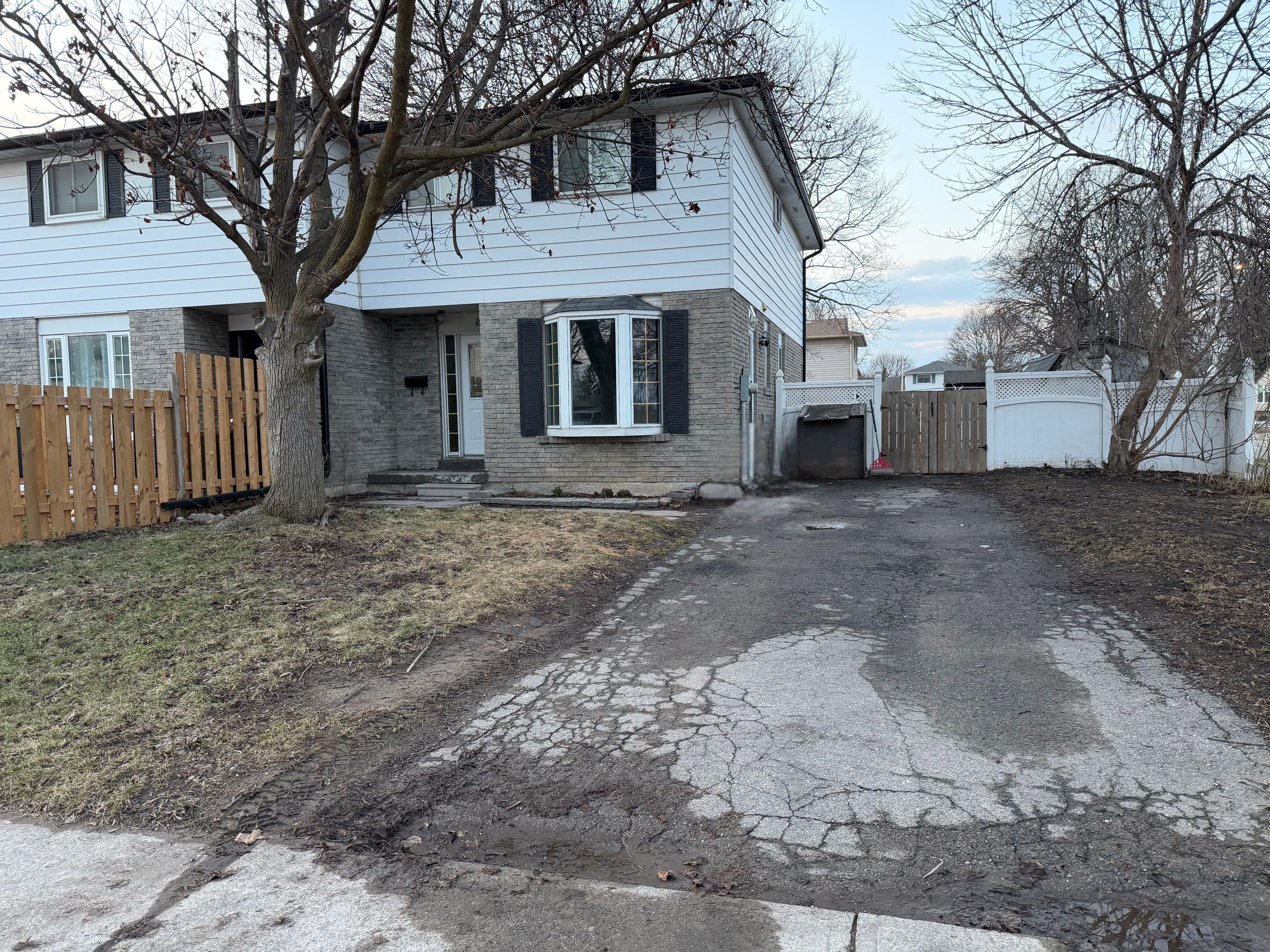 16 Loscombe Drive, Clarington, ON L1C 3S9