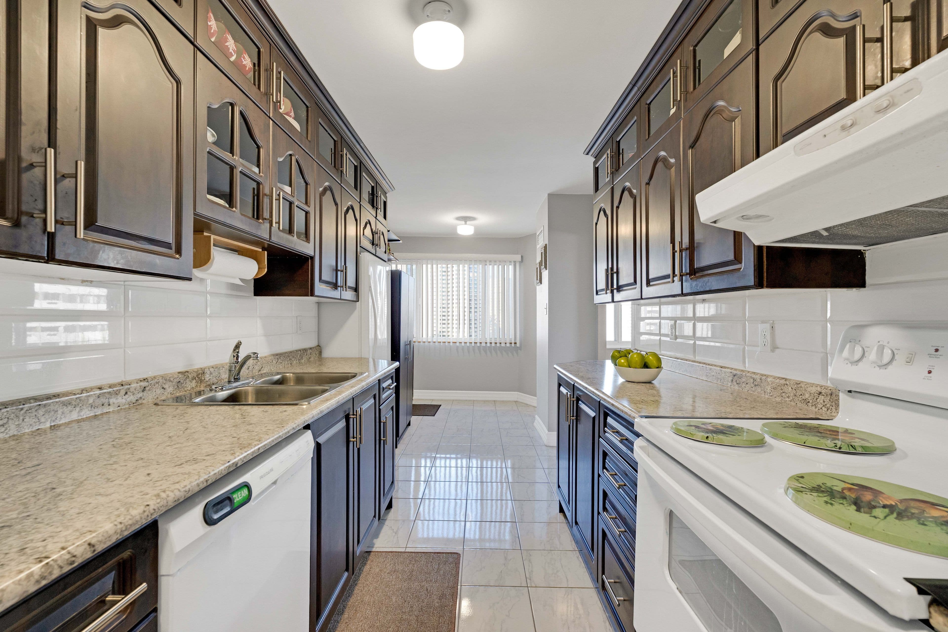 50 Elm Drive E 912, Mississauga, ON L5A 3X2