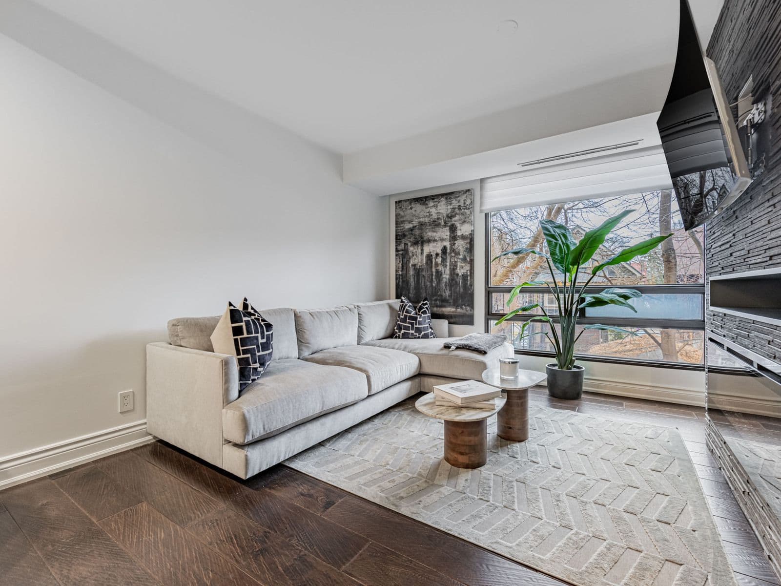 449 Walmer Road 302, Toronto C03, ON M5P 2X9