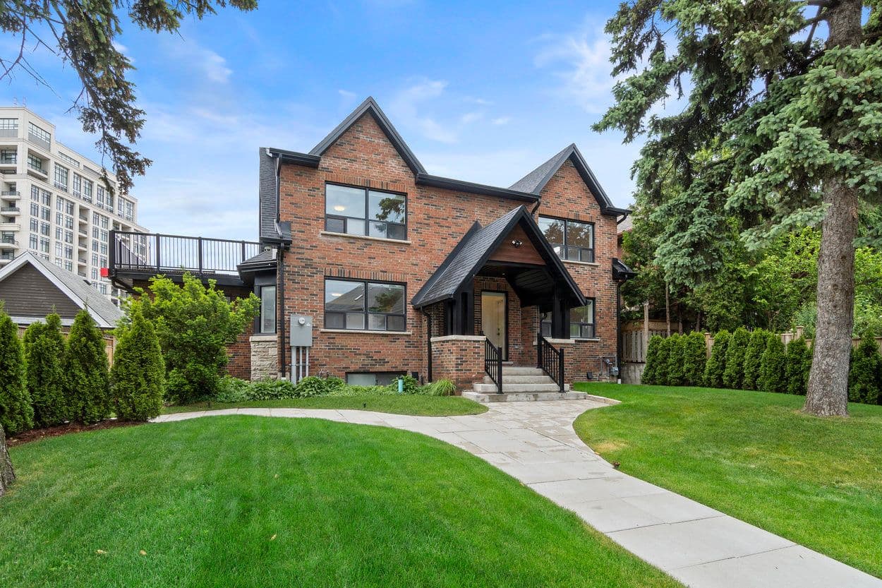 44 Larkin Avenue B, Toronto W01, ON M6S 1L8