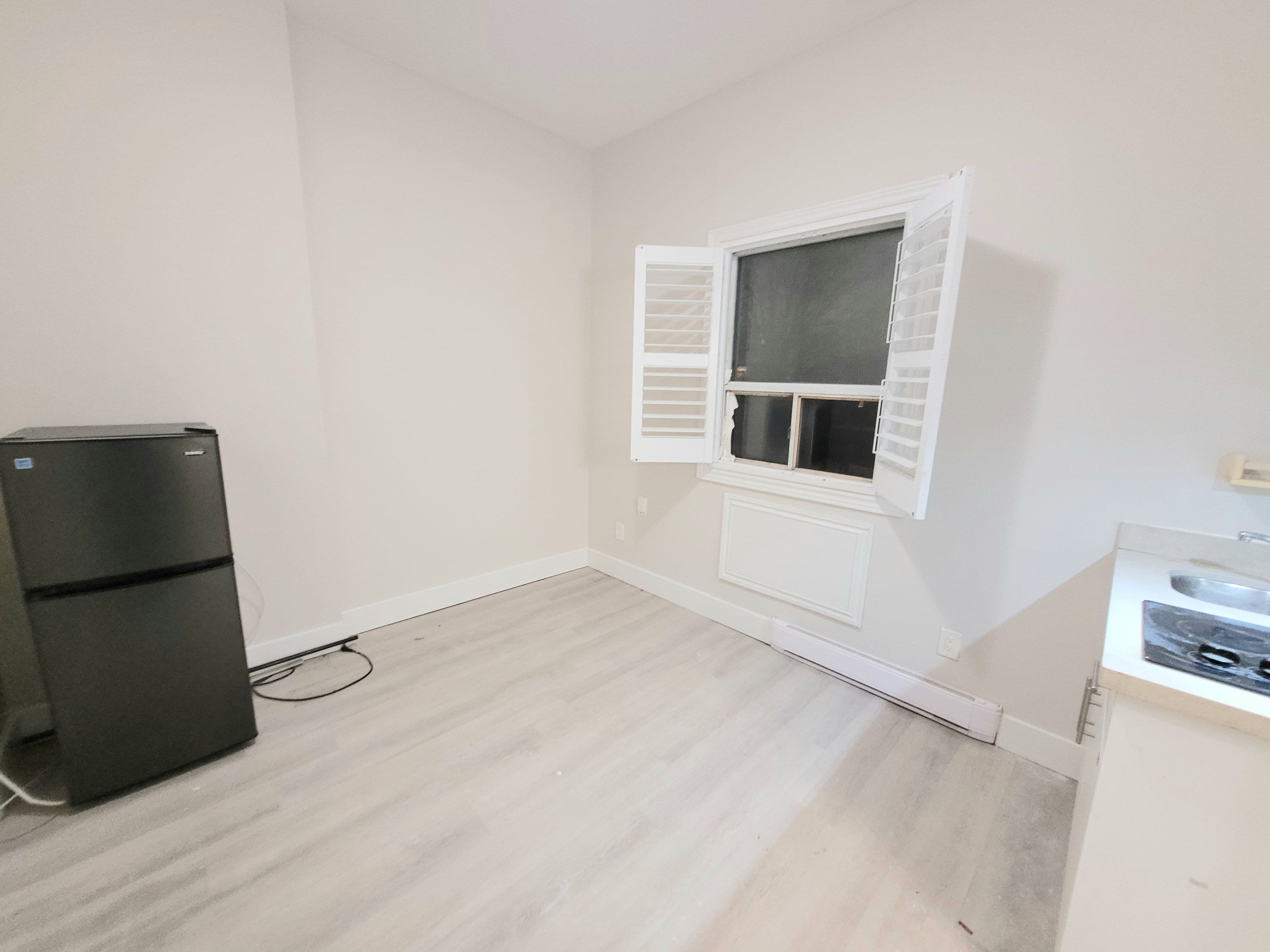 1371 King Street W 204, Toronto W01, ON M6K 1H4