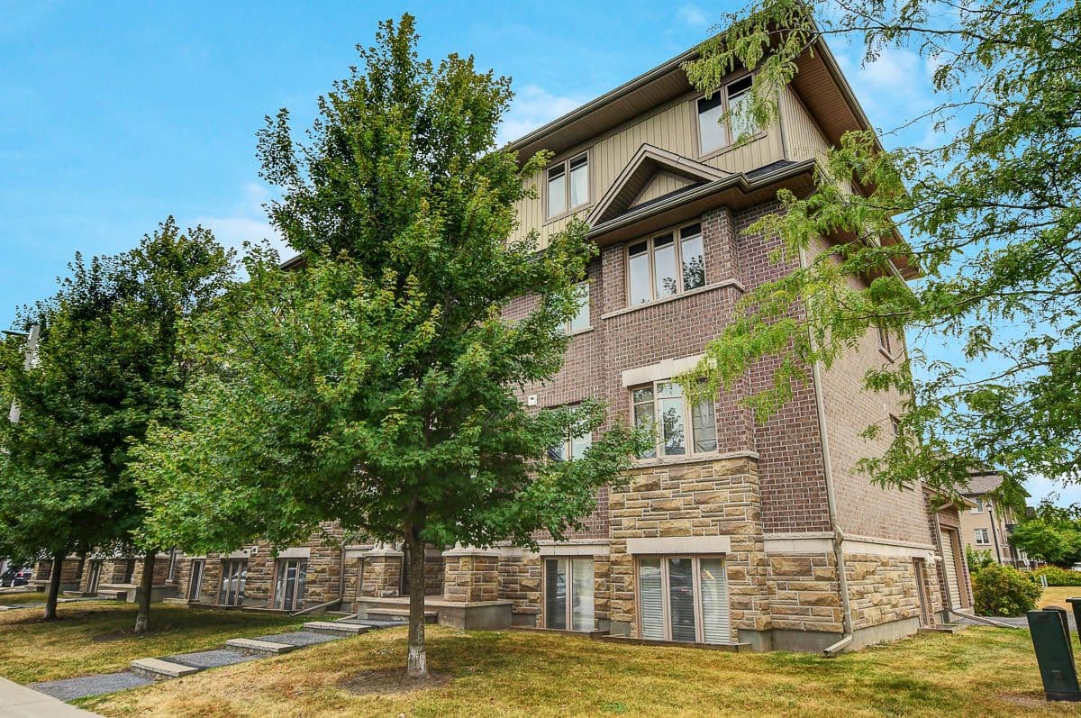 188 Hornchurch Lane E, Barrhaven, ON K2J 2T3