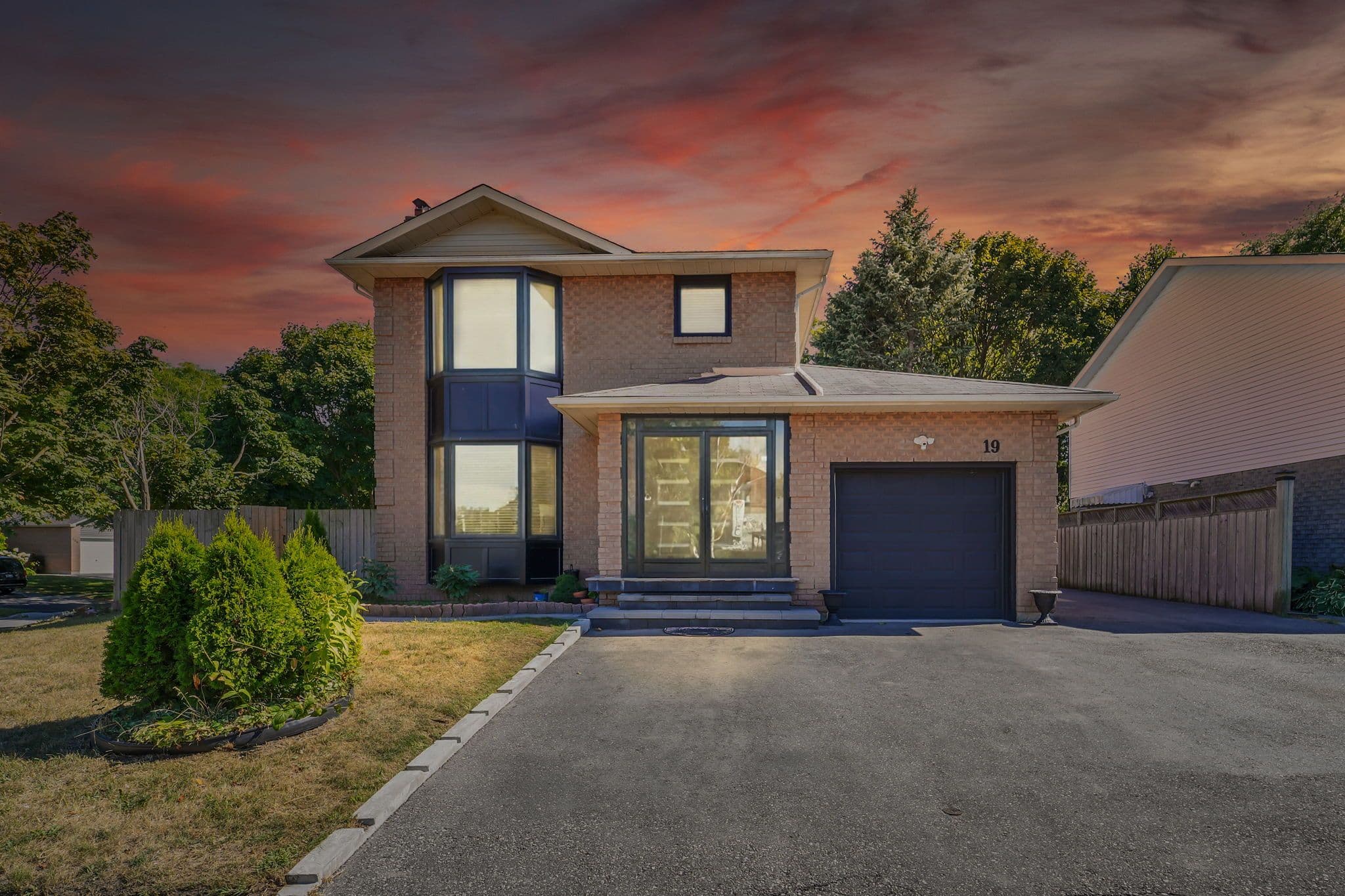 19 Glenabbey Drive, Clarington, ON L1E 1C1