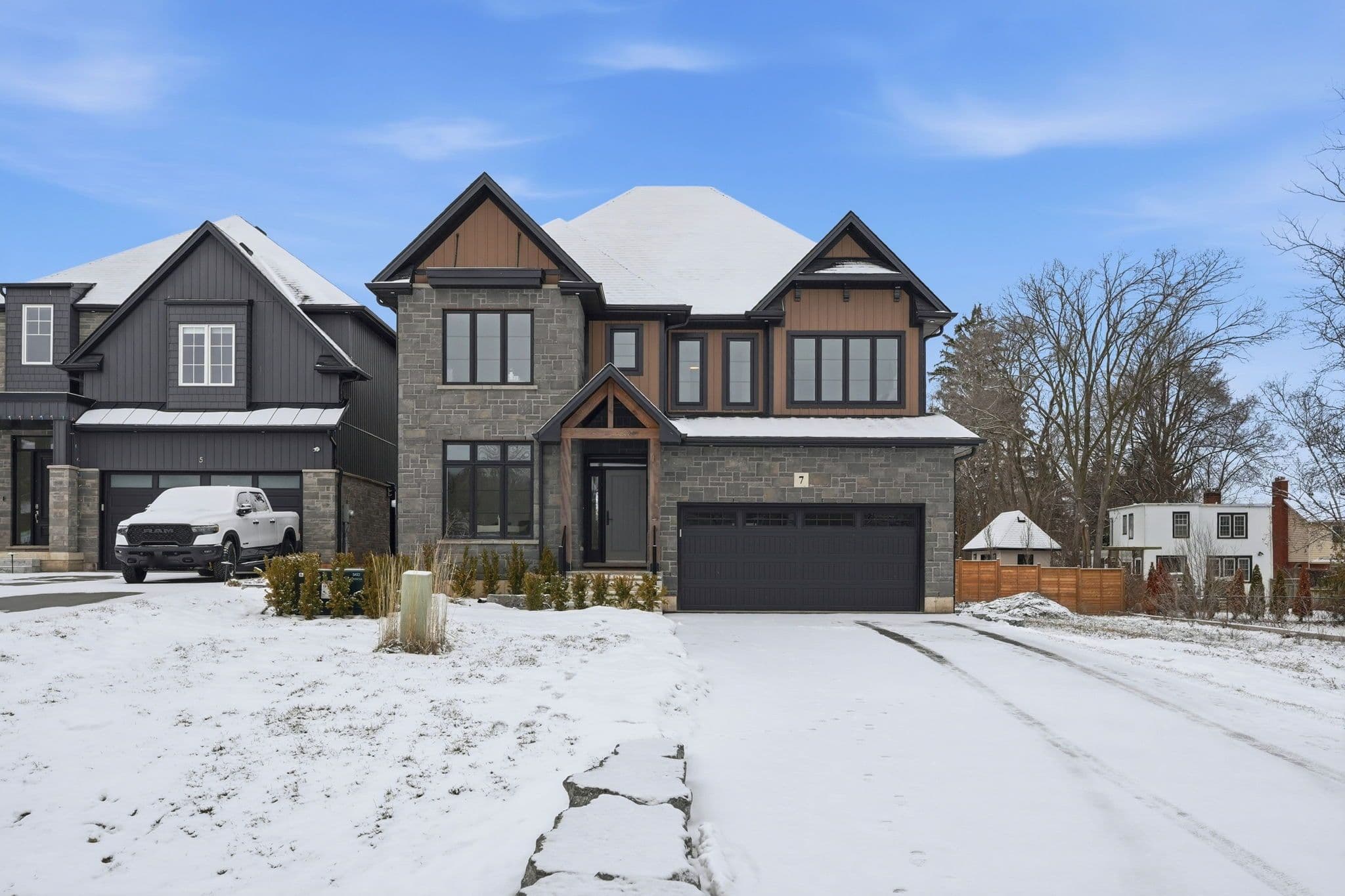 7 Bartlett Avenue, Grimsby, ON L3M 5N7