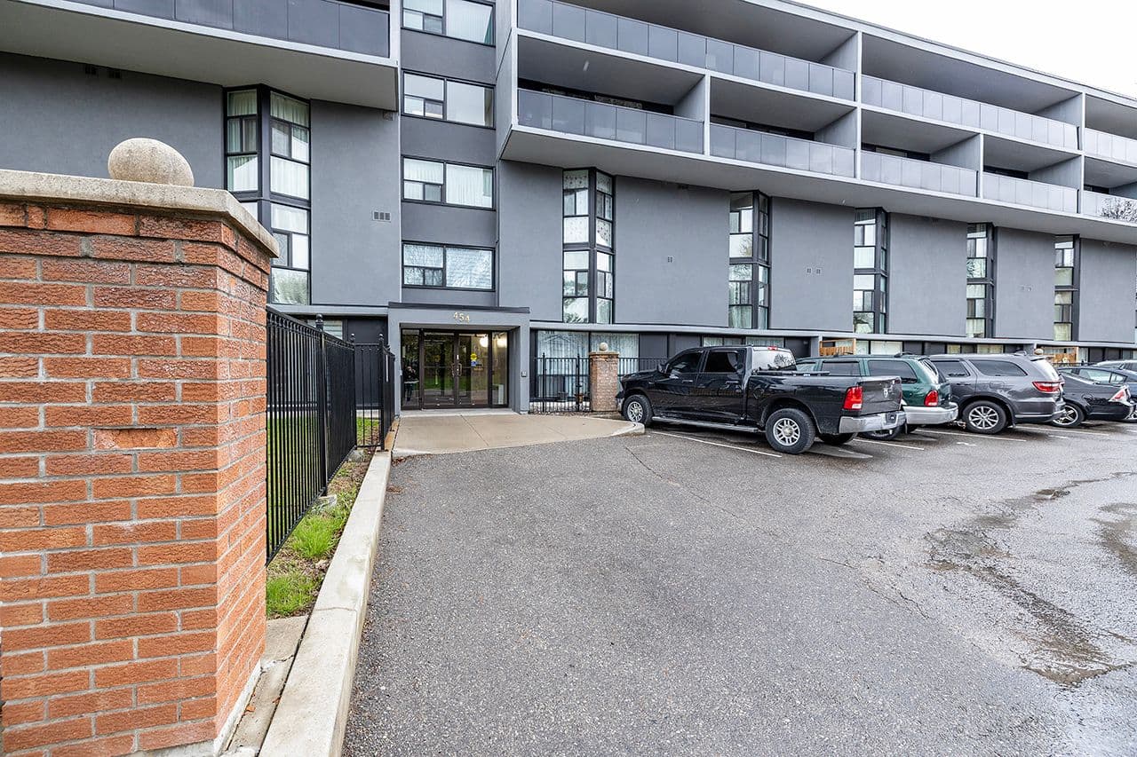 454 Centre Street 412, Oshawa, ON L1H 4C2