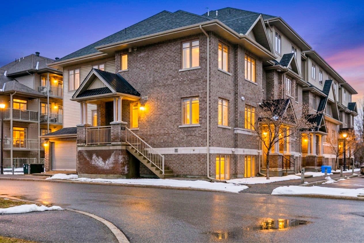 28 Tadley Private, Barrhaven, ON K2J 2T3