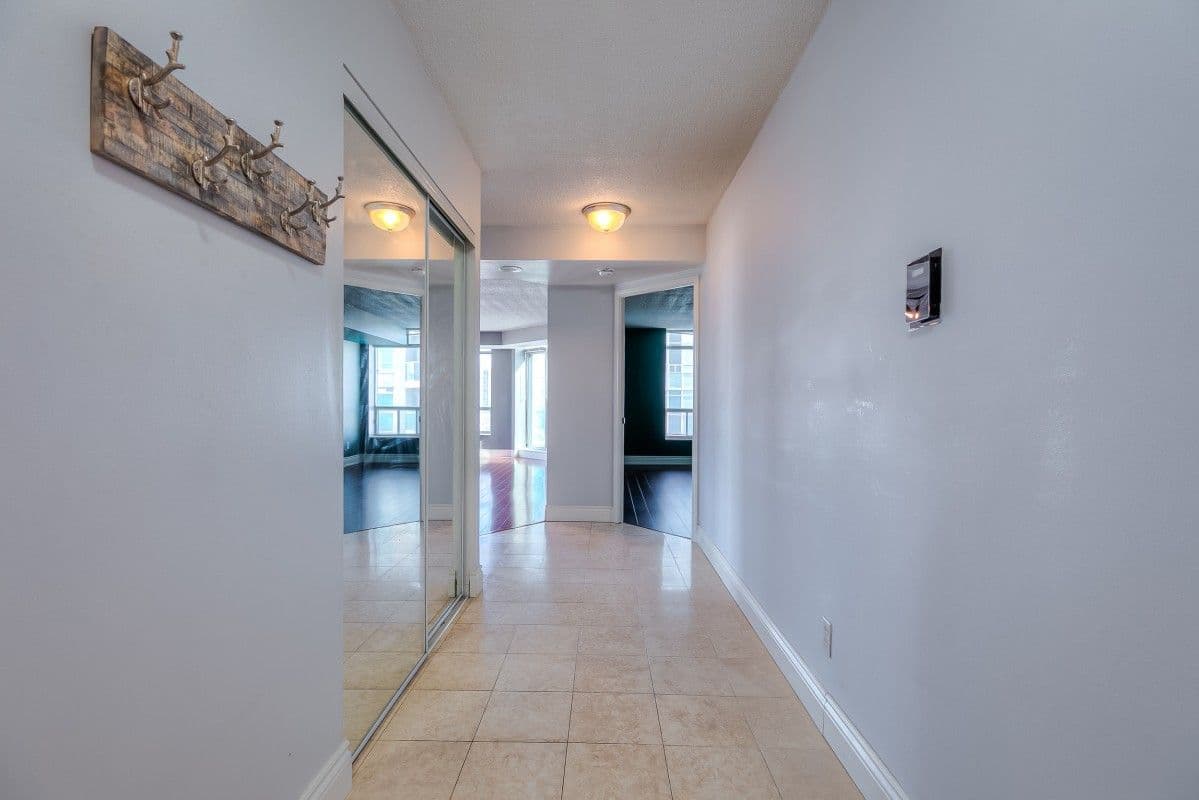 190 Manitoba Street 1004, Toronto W06, ON M8Y 3Y8