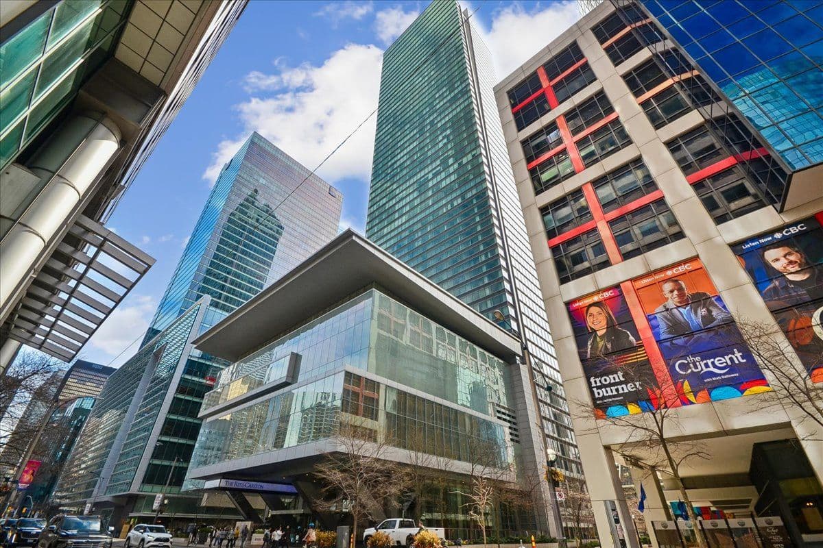 183 Wellington Street W 3703, Toronto C01, ON M5V 0A1