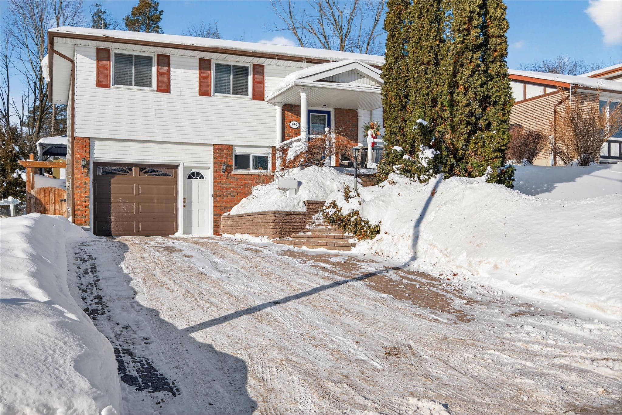 959 Golfview Road, Peterborough, ON K9J 7W2