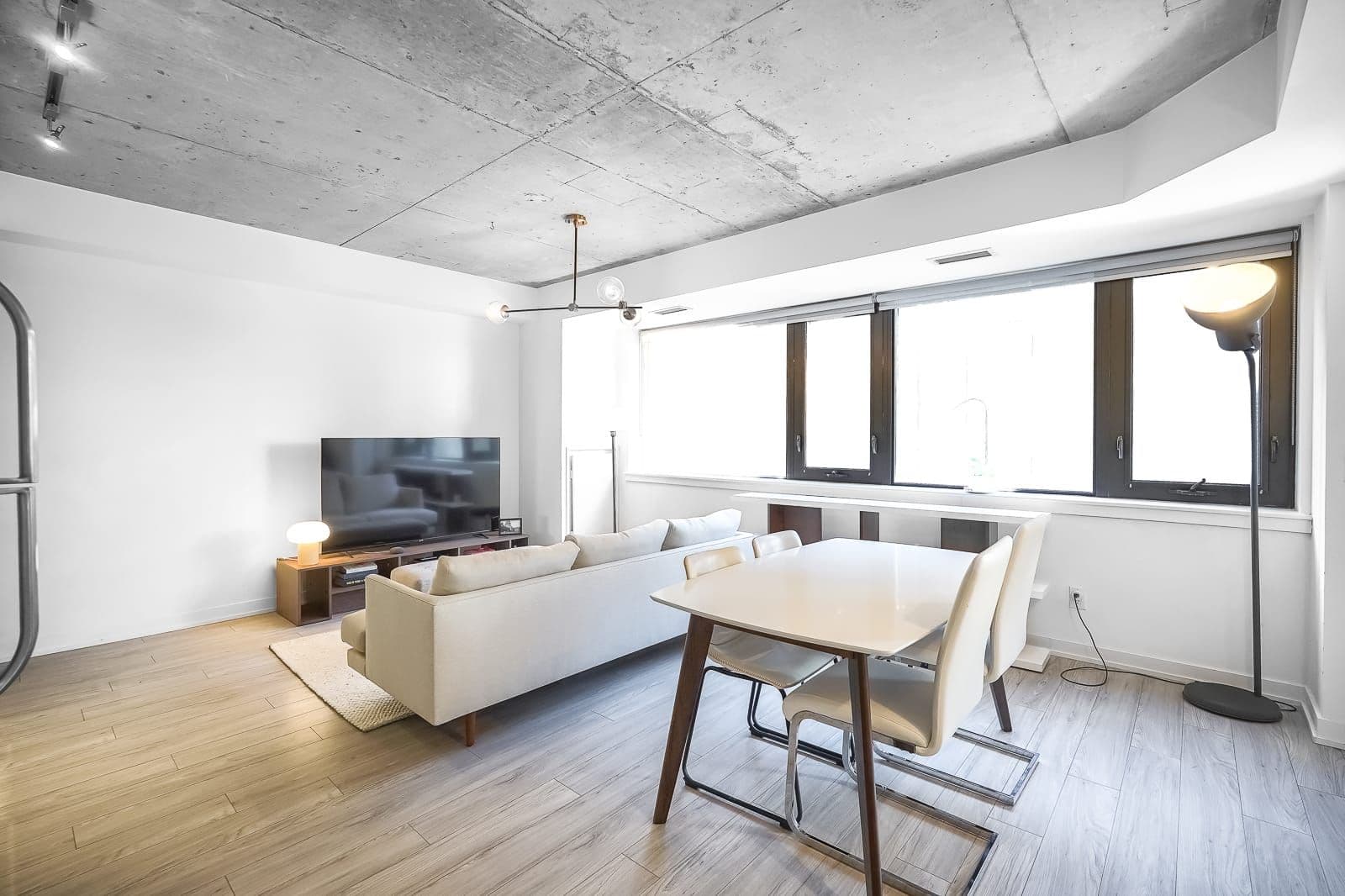 400 Wellington Street W 302, Toronto C01, ON M5V 0B5