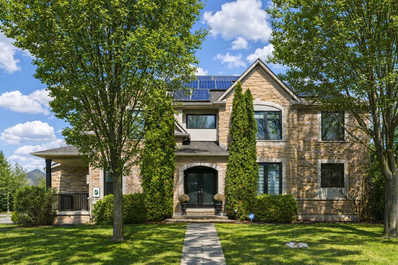 2353 Woodcrest Drive, Oakville, ON L6M 4S2