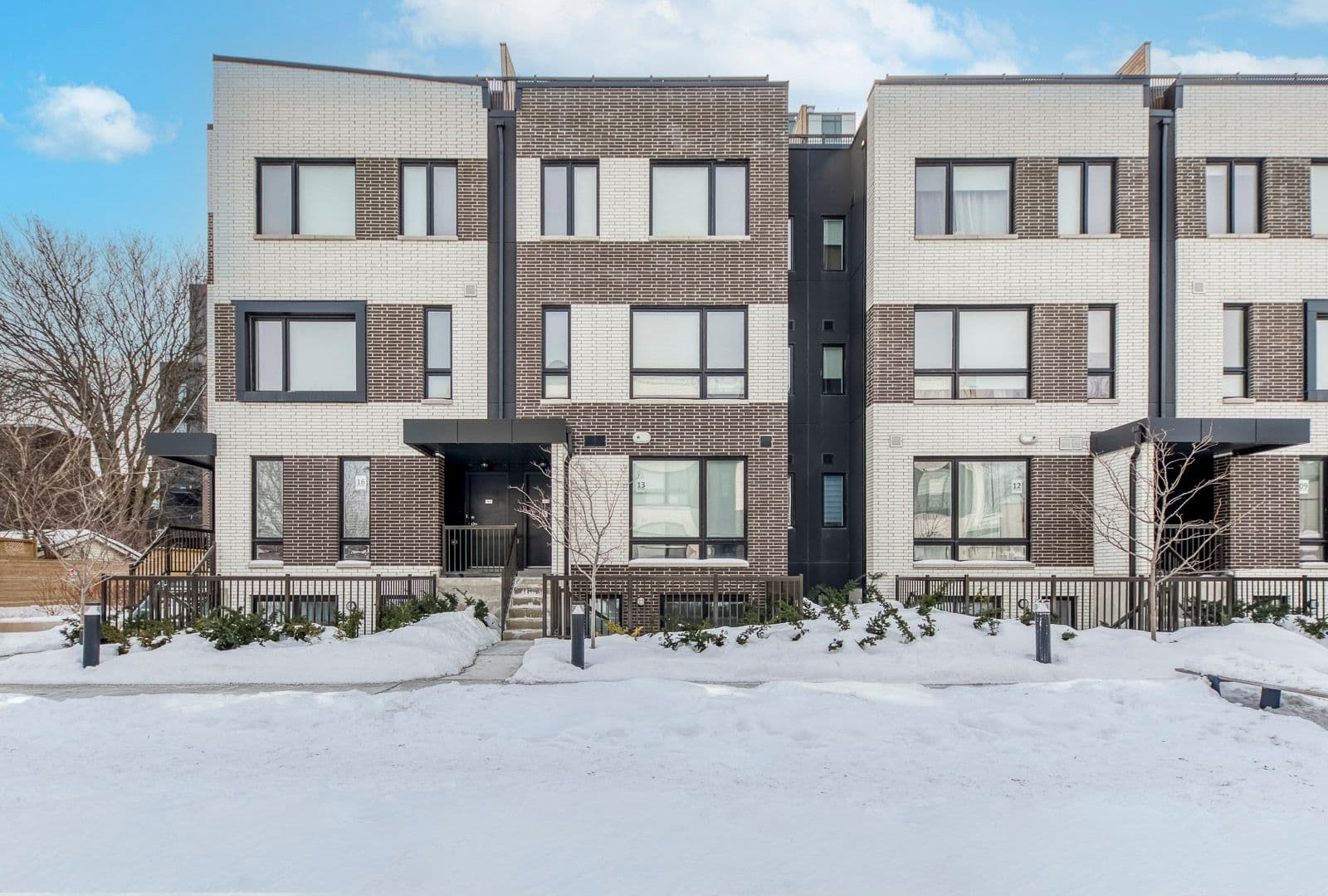 10 Ed Clark Gardens Boulevard 13, Toronto W03, ON M6N 0B5