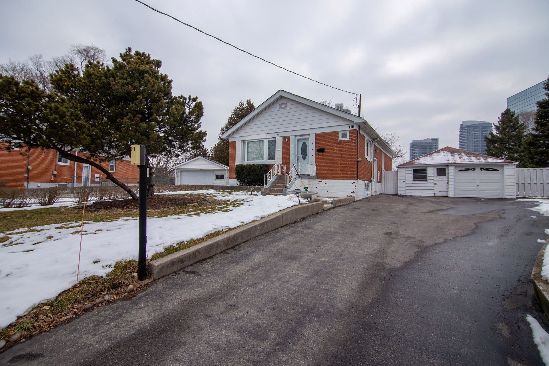 116 Earlton Road Bsmt, Toronto E05, ON M1T 2R6