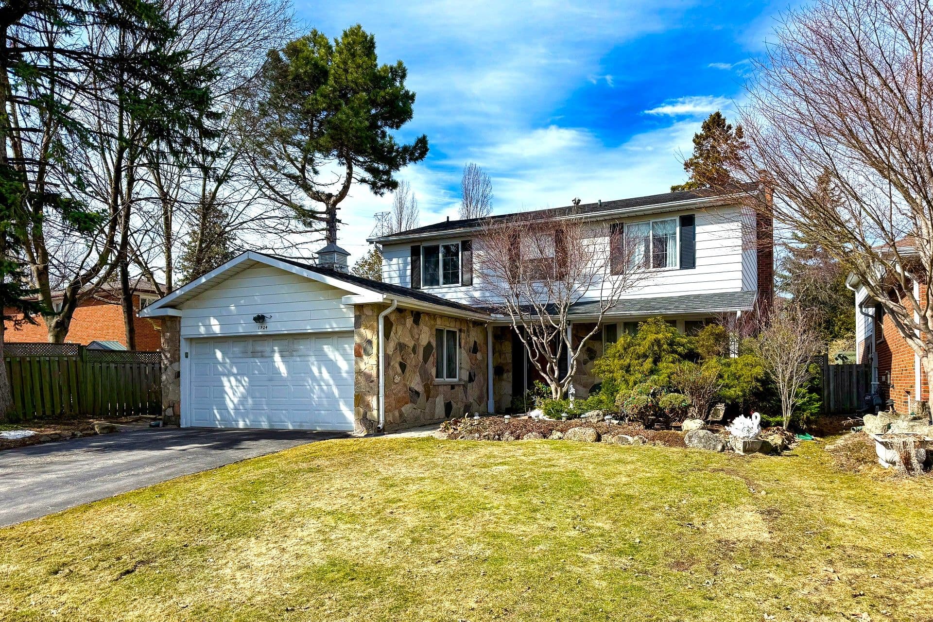 1924 Steepbank Crescent, Mississauga, ON L4X 1T8