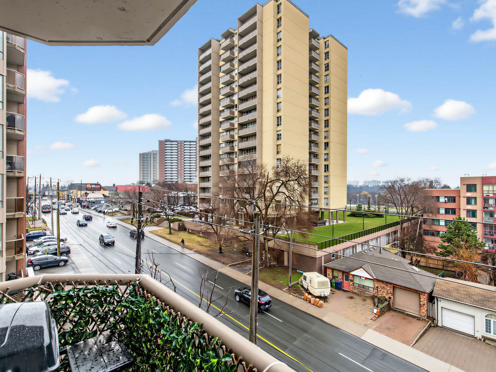 2088 Lawrence Avenue W 404, Toronto W04, ON M9N 1J1