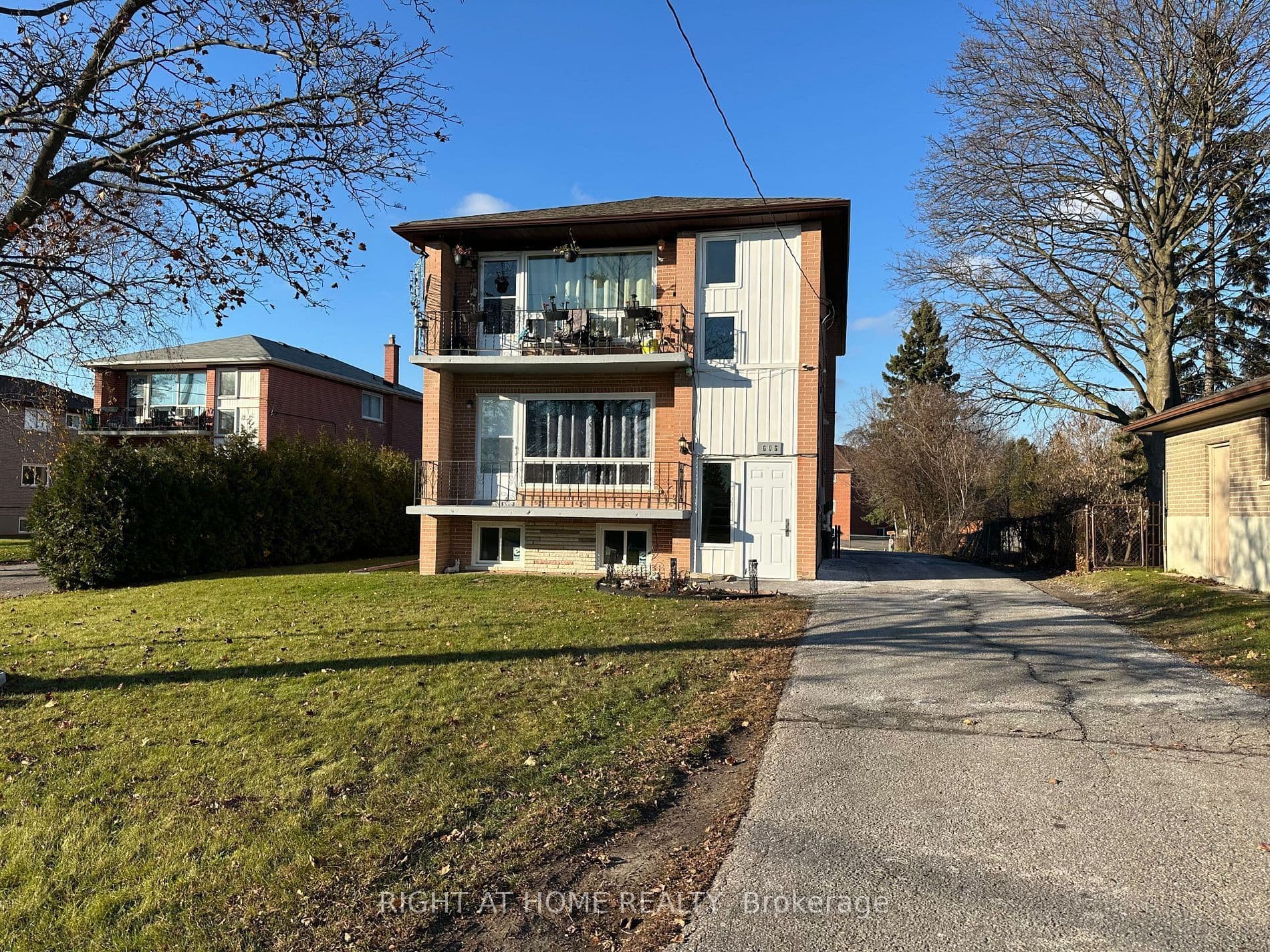 606 Lansdowne Drive, Oshawa, ON L1G 1W4