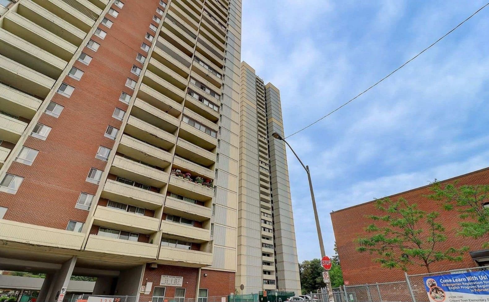 3 Massey Square 906, Toronto E03, ON M4C 5L5