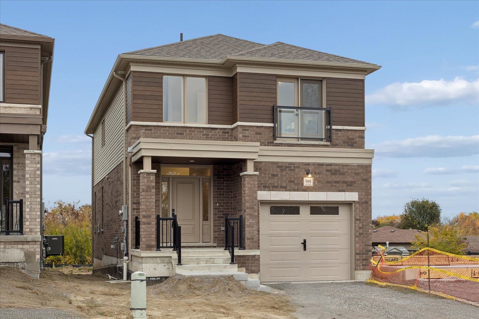 989 Queensdale Avenue, Oshawa, ON L1H 0W5