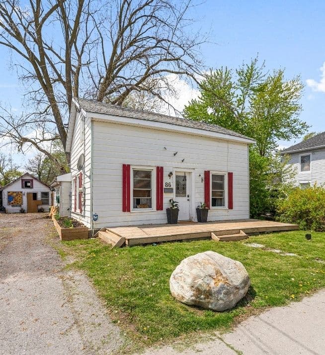 86 Yeomans Street, Belleville, ON K8P 3X5