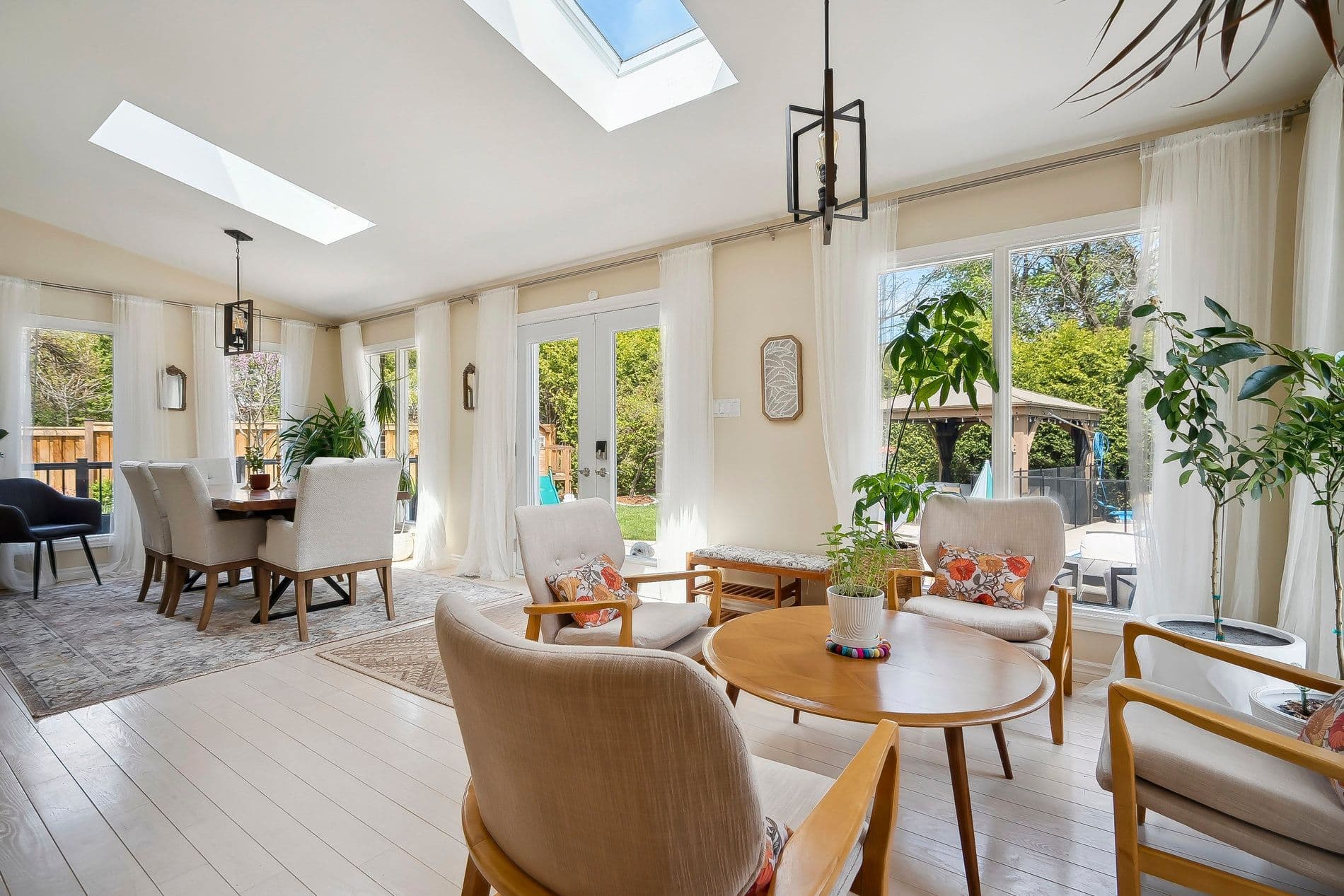 219 Valleyview Court, Oakville, ON L6L 5H9