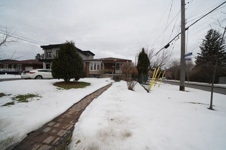 35 Beckett (Baseement) Avenue Basement, Toronto W04, ON M6L 2B3