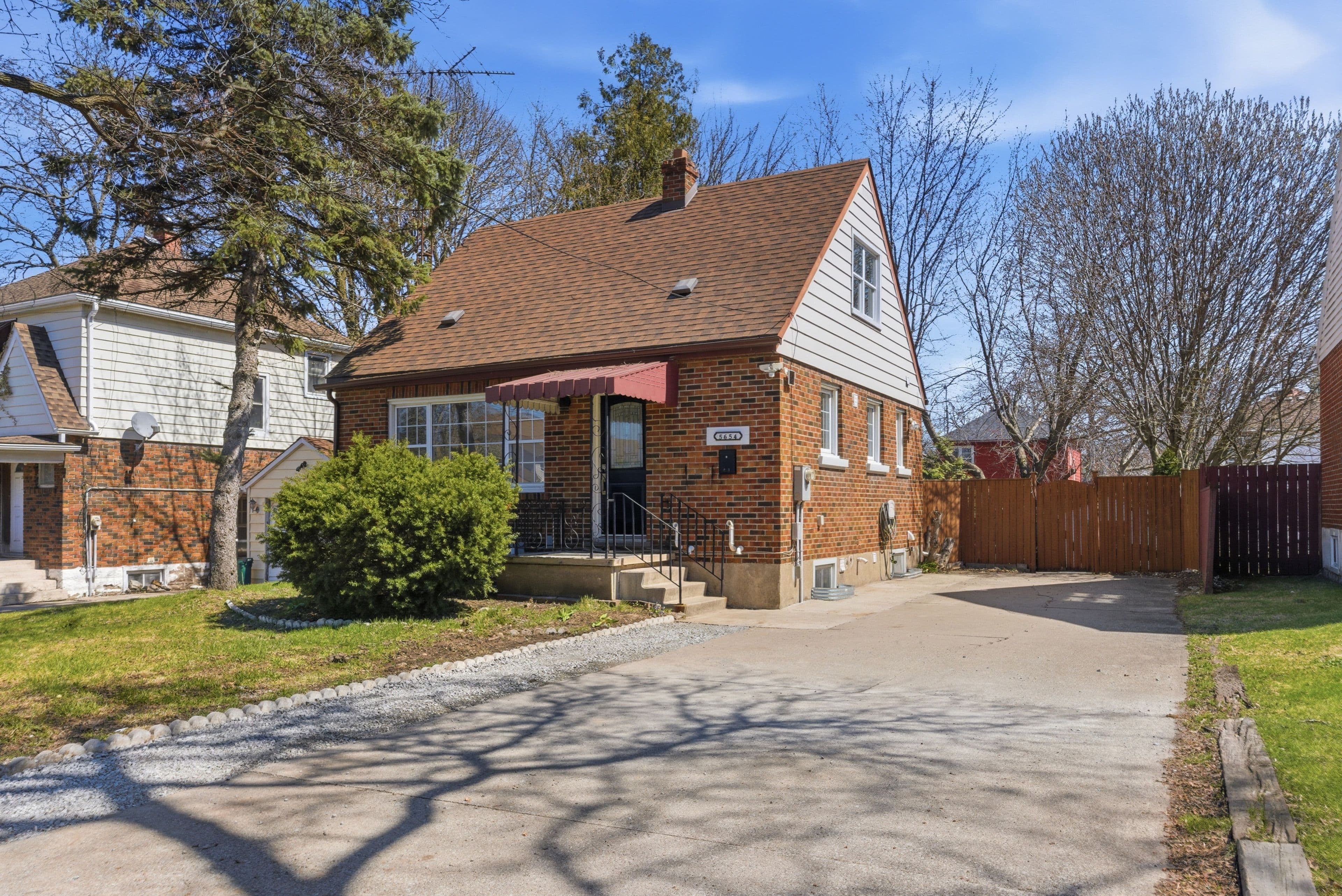 5654 Drummond Road, Niagara Falls, ON L2G 4L4