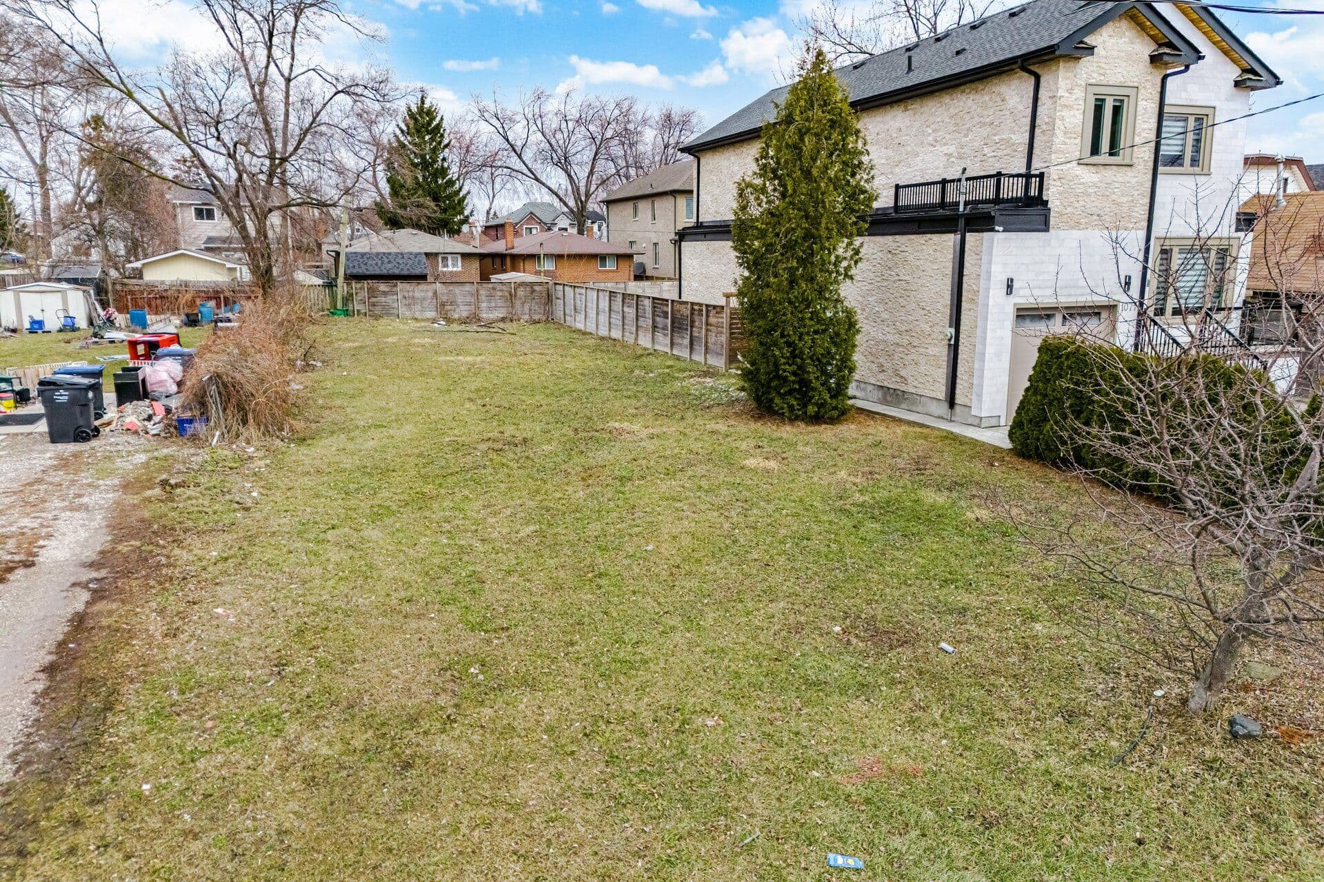 1073 Westmount Avenue, Mississauga, ON L5E 1X5