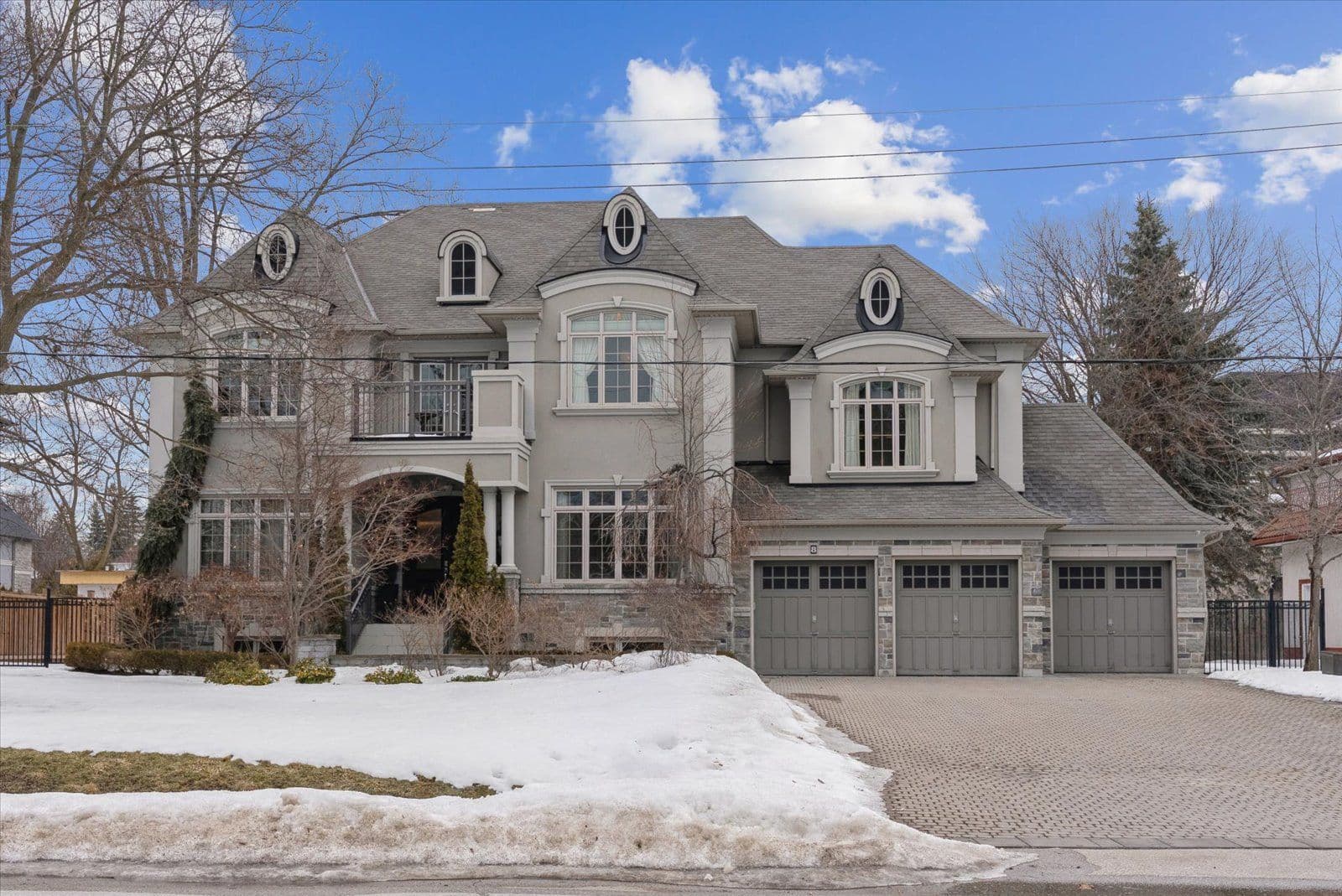 8 Thornhill Avenue, Vaughan, ON L4J 1J4