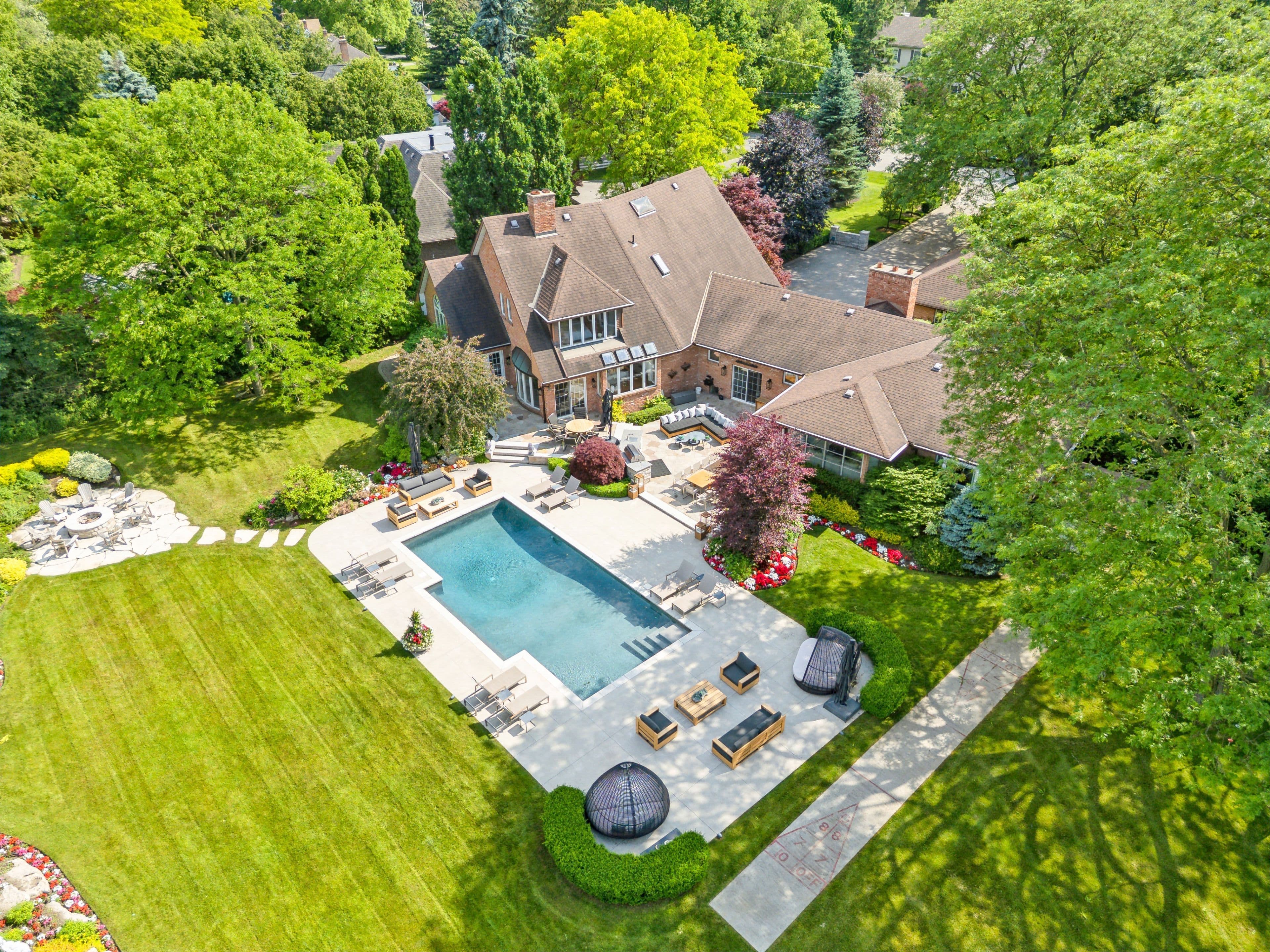 19 Lorraine Gardens, Toronto W08, ON M9B 4Z5