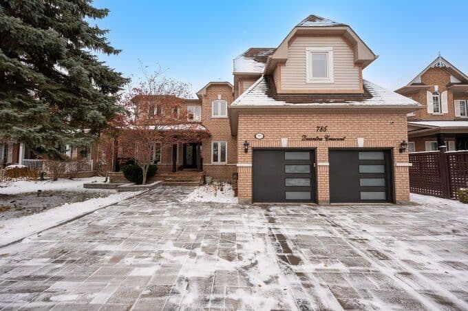 785 Quantra Crescent, Newmarket, ON L3X 1M9